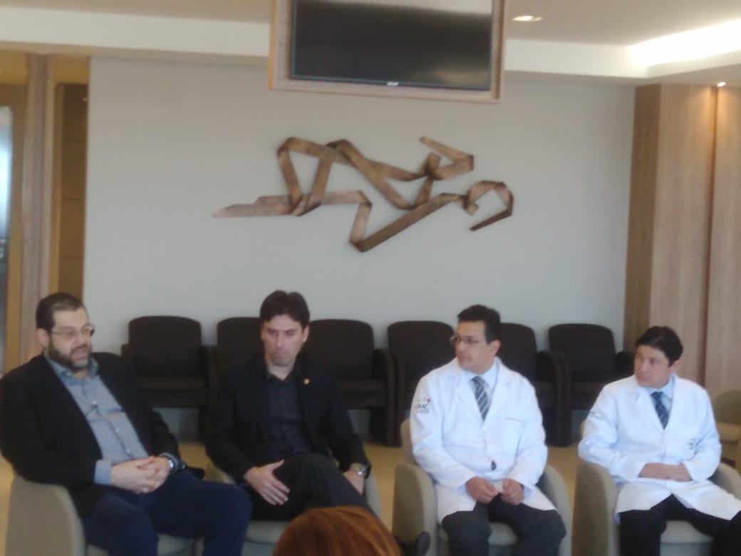 No sábado, 31/08, Dr. Marcelo Takeo, Cirurgião Urologista do UMC, realizou, junto com a equipe médica, procedimentos cirúrgicos, por meio do Robô Da Vinci, no UMC. Ao levar o 1º robô de ponta para o Triângulo Mineiro, o Instituto de Robótica Ciências Médicas (Mantenedora Feluma) amplia oferta de robôs em hospitais e já ultrapassa mais de 1.100 procedimentos realizados, desde a criação há dois anos e meio.