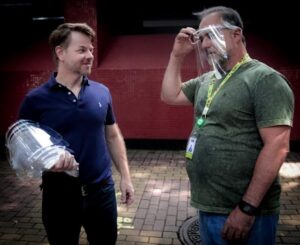 Com o intuito de combater o avanço do novo coronavírus, o COVID-19, diversas ações estão sendo feitas no campo da saúde, educação e pesquisa. O médico e docente da Faculdade Ciências Médicas de Minas Gerais, professor Leandro Duarte, é um dos profissionais da área da saúde que integra a rede de boas iniciativas no combate à doença.